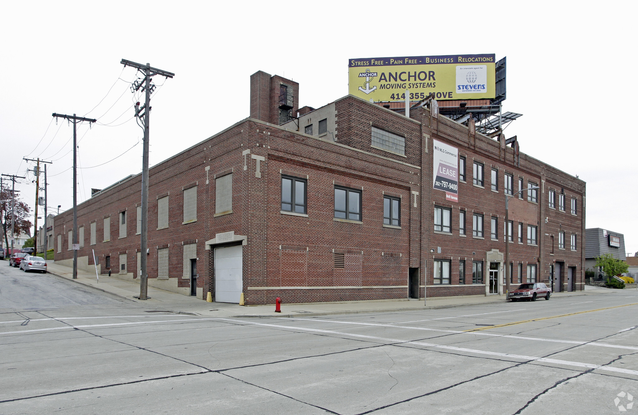 2120-2130 W Clybourn St, Milwaukee, WI à louer Photo du bâtiment- Image 1 de 10