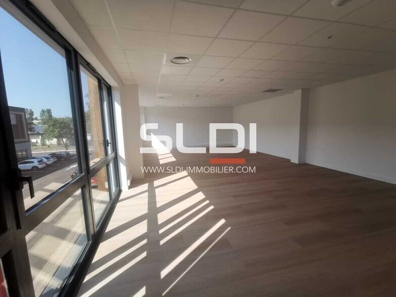 Flex dans Saint Quentin Fallavier à louer - Photo du bâtiment - Image 1 de 8