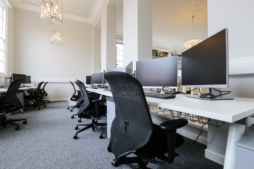 26-28 High Street, Warwick for lease - Building Photo - Image 3 of 12