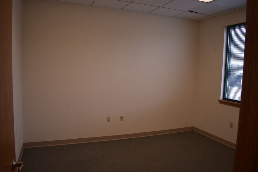 2228 Milton Ave, Janesville, WI à louer - Photo du bâtiment - Image 3 de 7