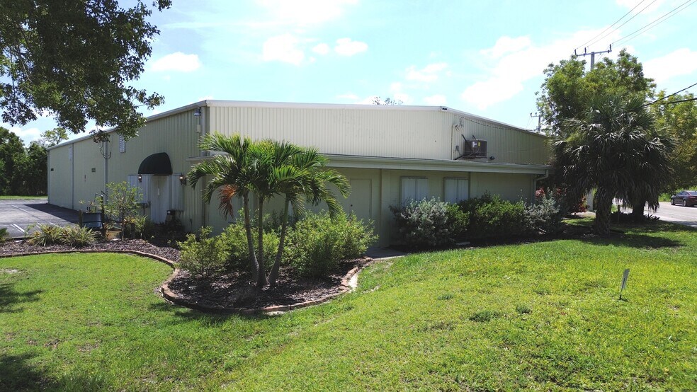 1585 Seaboard St, Fort Myers, FL à vendre - Photo du bâtiment - Image 3 de 11