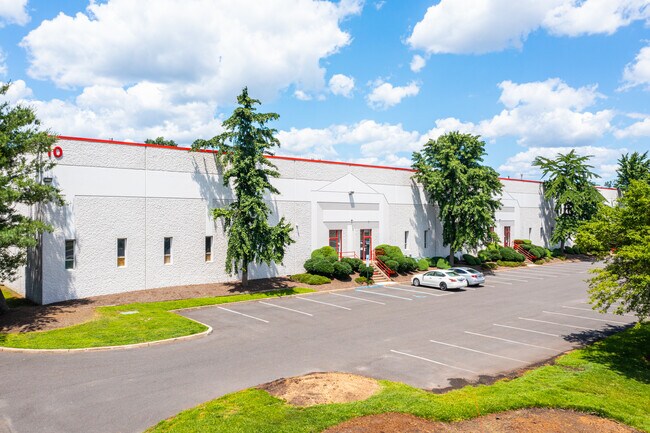 Plus de détails pour 10 Runway Rd, Levittown, PA - Industriel à louer