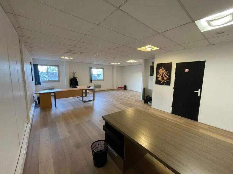 Office in Neuilly-sur-Marne for lease - Building Photo - Image 1 of 7