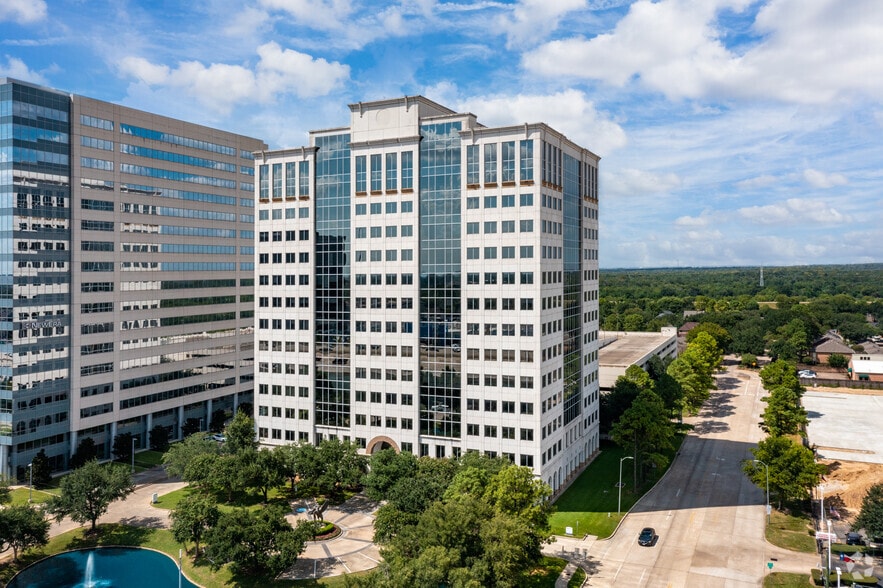 11700 Katy Fwy, Houston, TX à louer - Photo du bâtiment - Image 3 de 6