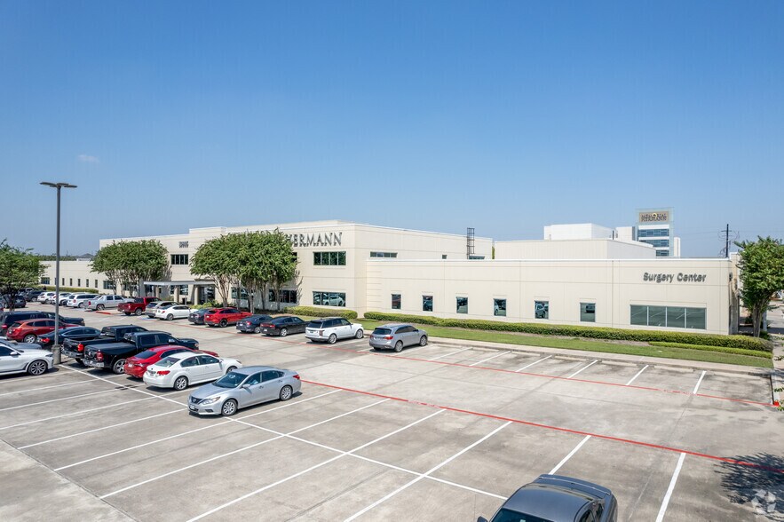 10905 Memorial Hermann Dr, Pearland, TX à louer - Photo du bâtiment - Image 3 de 10