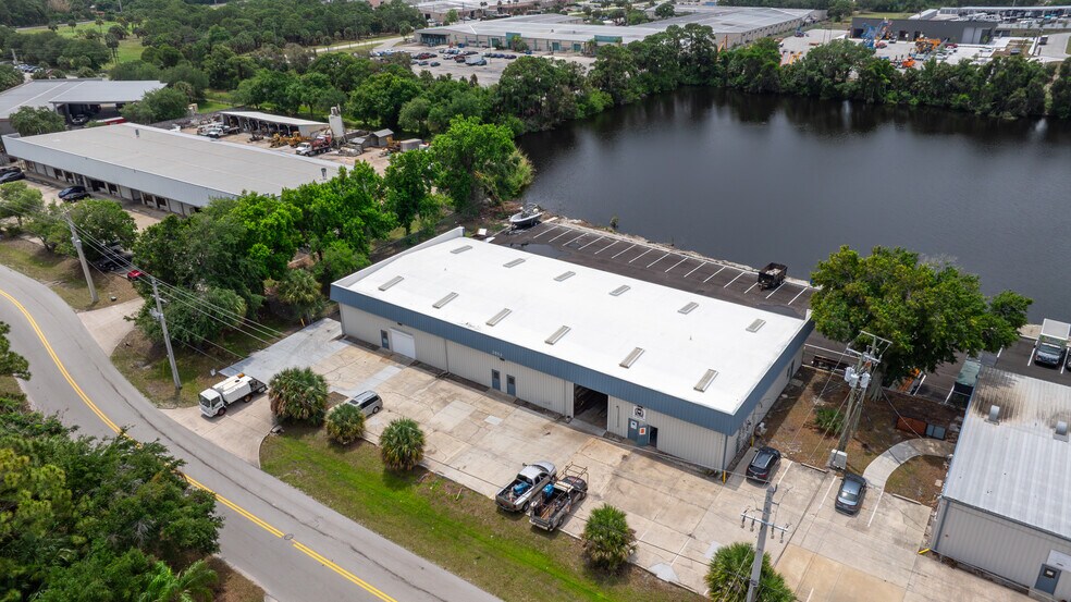 2853 Kirby Cir NE, Palm Bay, FL à louer - Photo du bâtiment - Image 3 de 11
