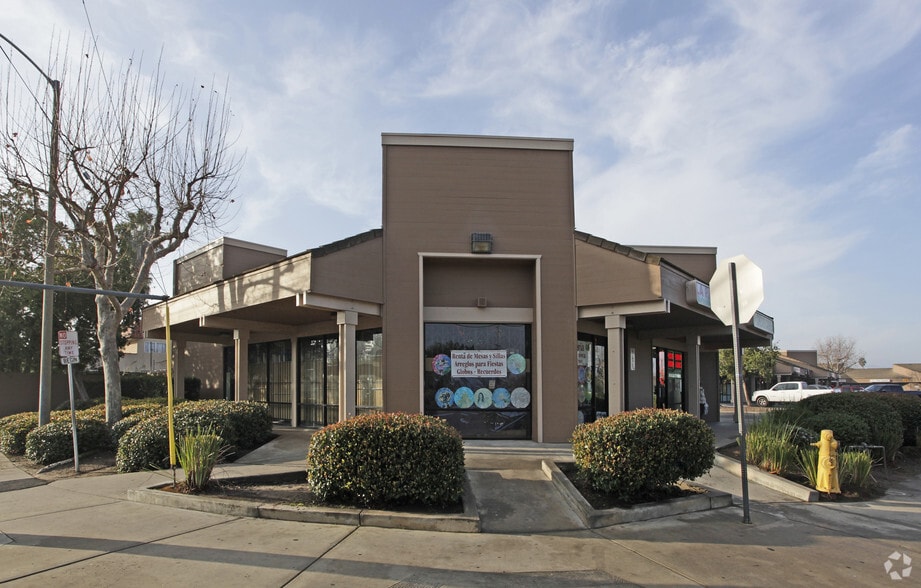 655-695 E Lincoln Ave, Escondido, CA for lease - Building Photo - Image 2 of 7