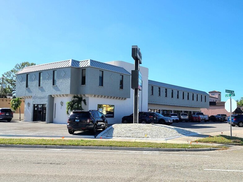 7910 N Tamiami Trl, Sarasota, FL à louer - Photo du bâtiment - Image 2 de 94