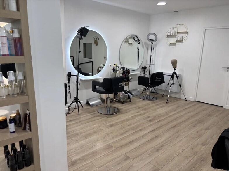 Retail in Paris for lease - Interior Photo - Image 2 of 4