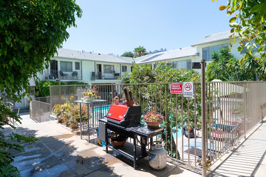 1308 Havenhurst Dr, West Hollywood, CA à vendre - Photo du bâtiment - Image 3 de 21