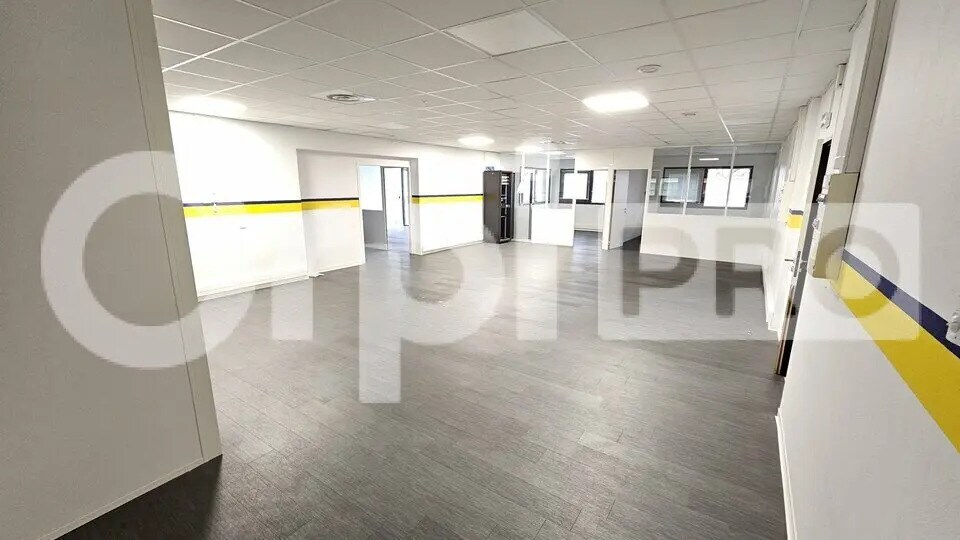 Office in Canéjan for lease Interior Photo- Image 1 of 13