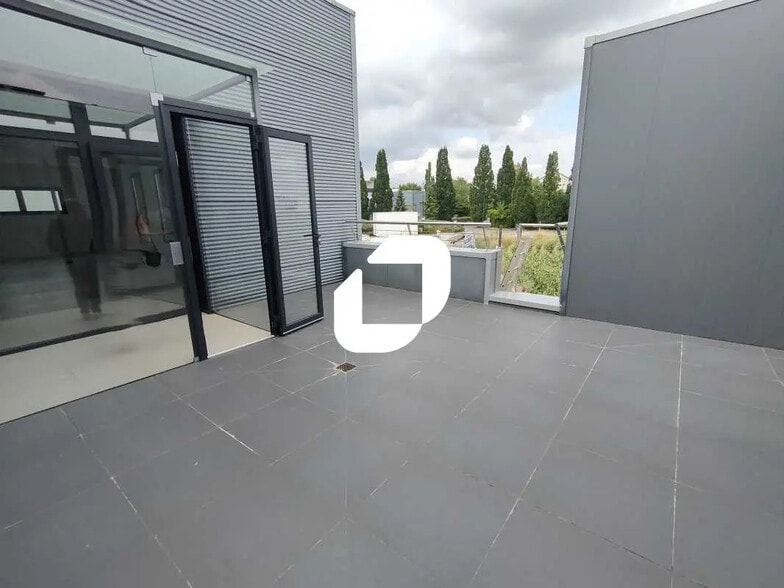 Office in Buc for lease - Building Photo - Image 2 of 9