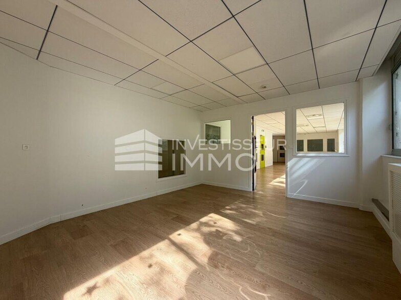 Retail in Vincennes for sale - Building Photo - Image 3 of 13