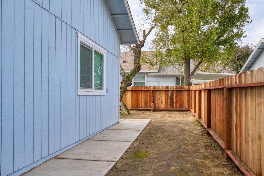 143 Oregon #B st, Ripon, CA à louer - Photo du bâtiment - Image 3 de 9