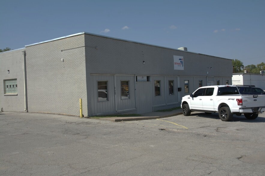 804 S Sheridan Rd, Tulsa, OK for lease - Building Photo - Image 3 of 9