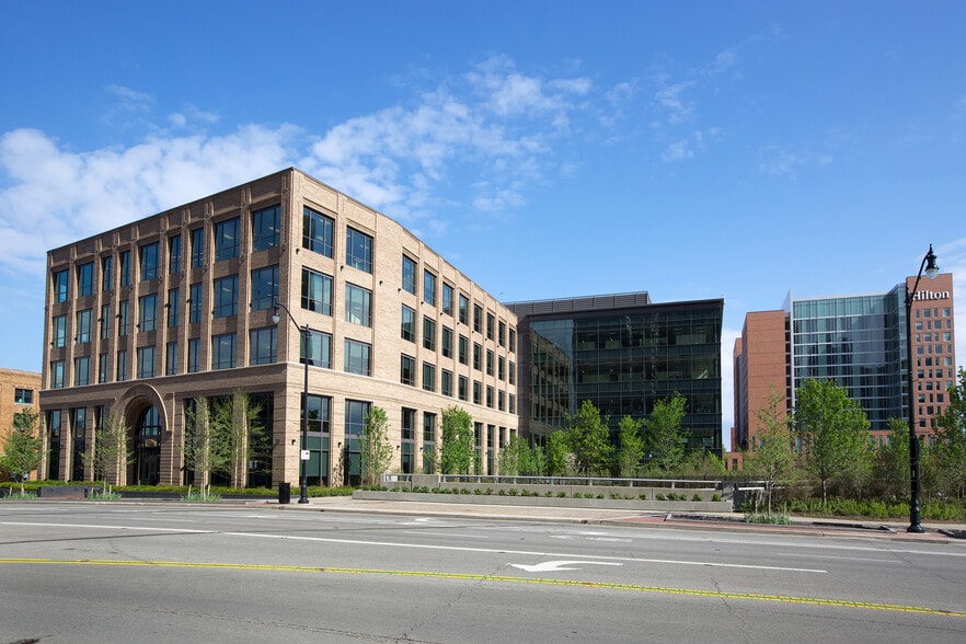 10 W Nationwide Blvd, Columbus, OH for lease - Primary Photo - Image 1 of 13