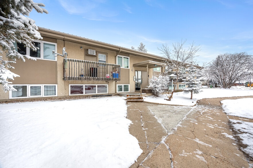 4504 56A Av, Lloydminster, AB for sale - Building Photo - Image 2 of 8