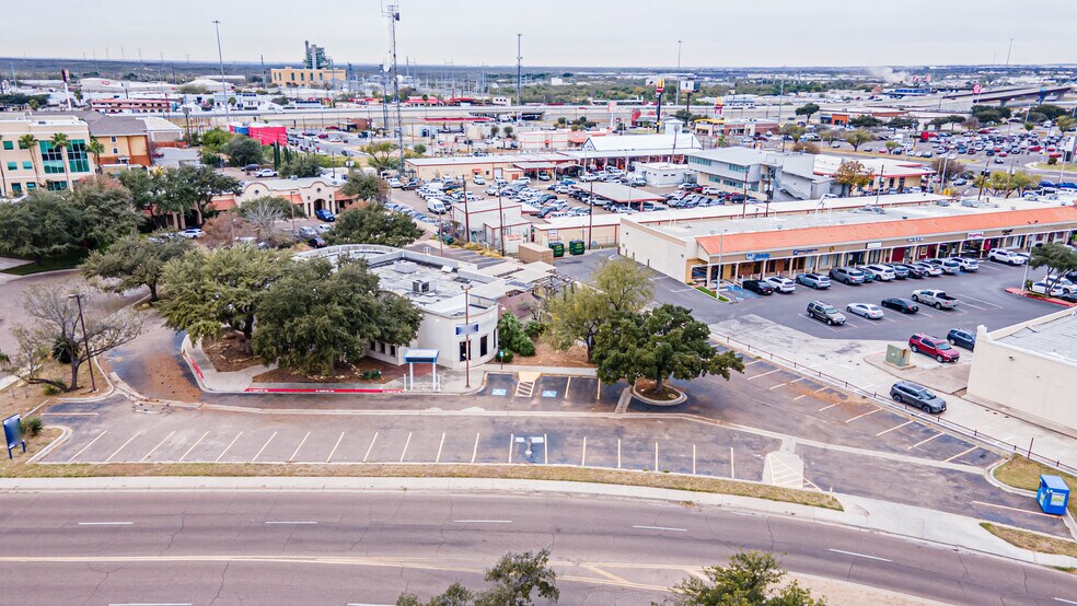 102 Del Ct, Laredo, TX à louer - Photo du bâtiment - Image 3 de 17