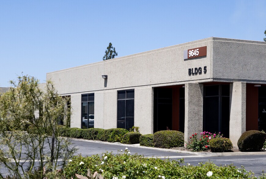 9567 Arrow Route, Rancho Cucamonga, CA à louer - Photo du bâtiment - Image 2 de 6