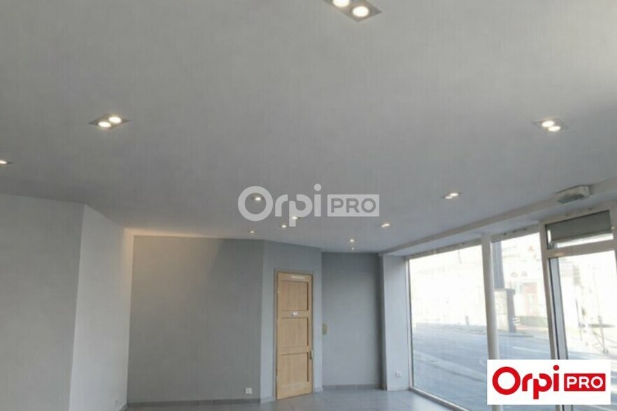 Retail in Pérenchies for lease - Interior Photo - Image 2 of 3