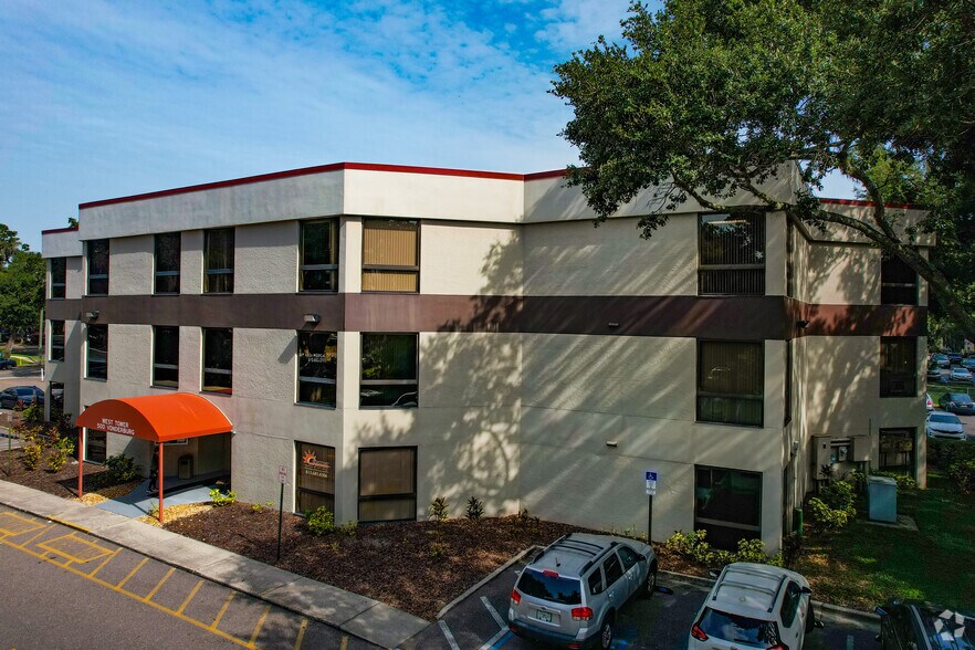 500 Vonderburg Dr, Brandon, FL à louer - Photo du bâtiment - Image 1 de 8