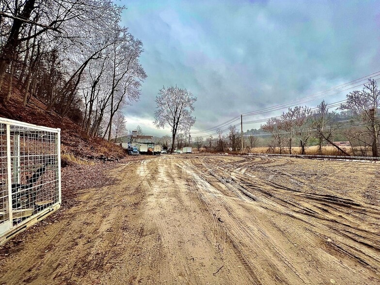 64 Roa Hook Rd, Cortlandt Manor, NY à vendre - Photo du bâtiment - Image 3 de 7