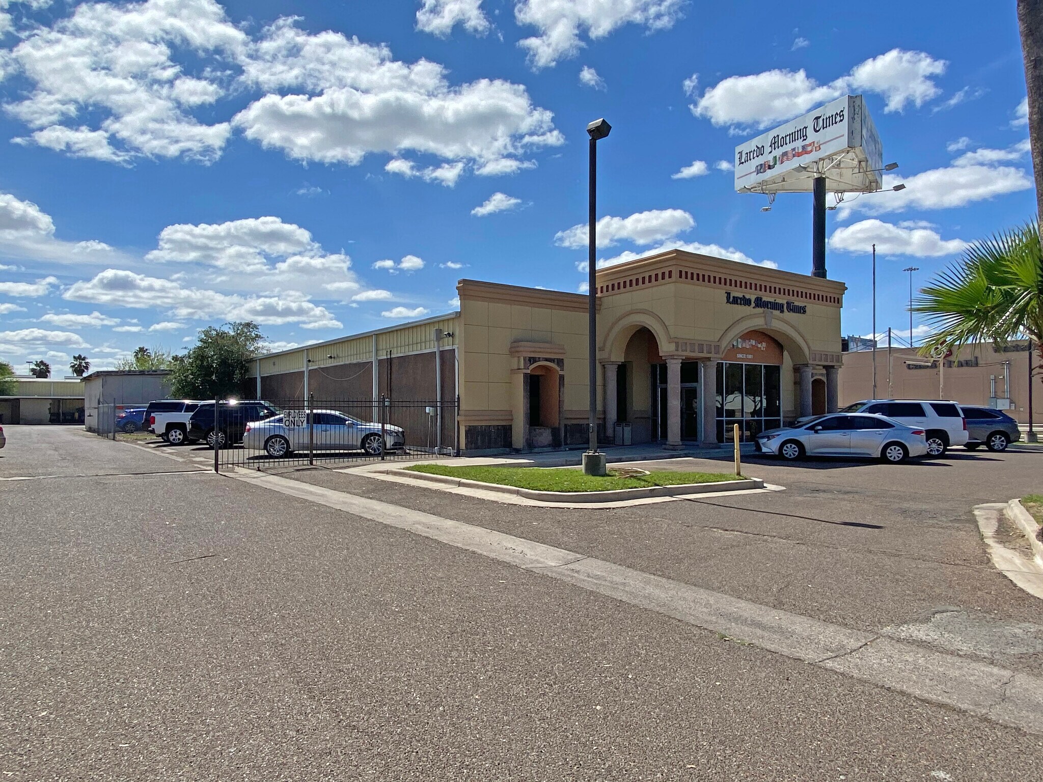 111 Esperanza Dr, Laredo, TX for sale Primary Photo- Image 1 of 7