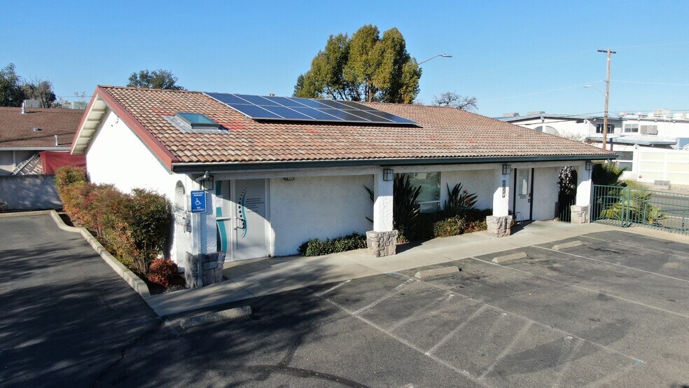 1158 Court St, Redding, CA à vendre - Photo du bâtiment - Image 1 de 32