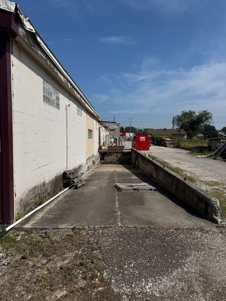 15651 W High St, Middlefield, OH for lease - Building Photo - Image 2 of 8