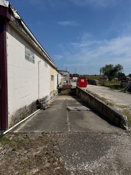 15651 W High St, Middlefield, OH à louer - Photo du bâtiment - Image 2 de 8