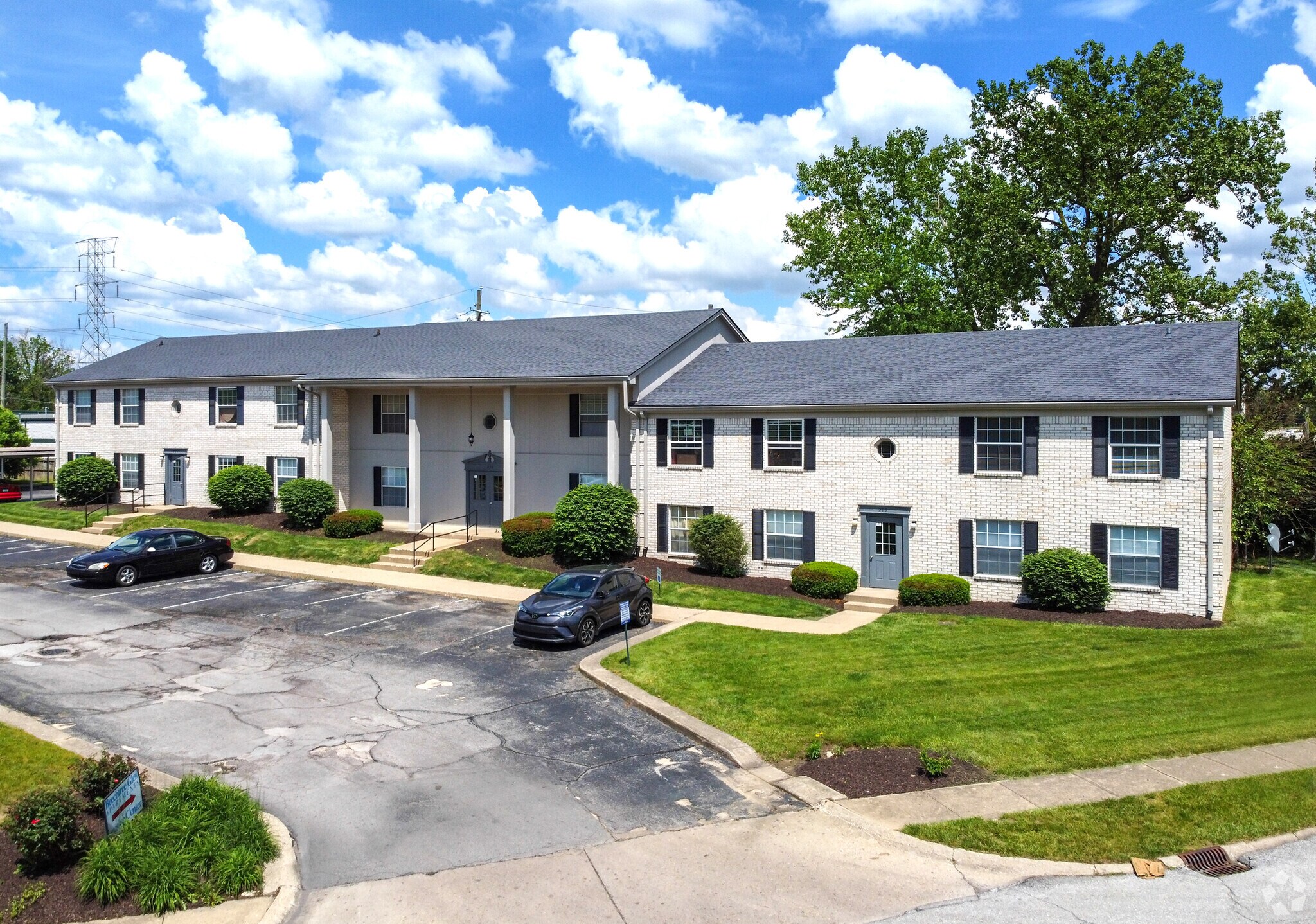 240 Grovewood Pl, Beech Grove, IN à vendre Photo principale- Image 1 de 24