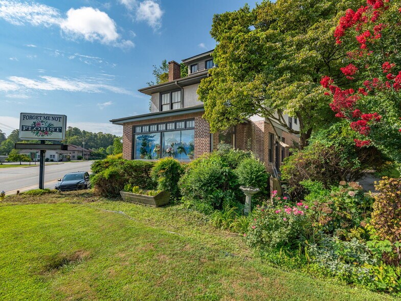 104 Clairmont Dr, Hendersonville, NC for sale - Building Photo - Image 3 of 12