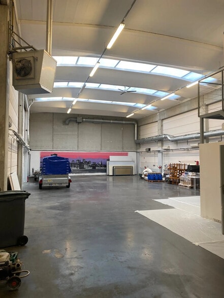 Flex in Meyzieu for lease - Interior Photo - Image 1 of 3