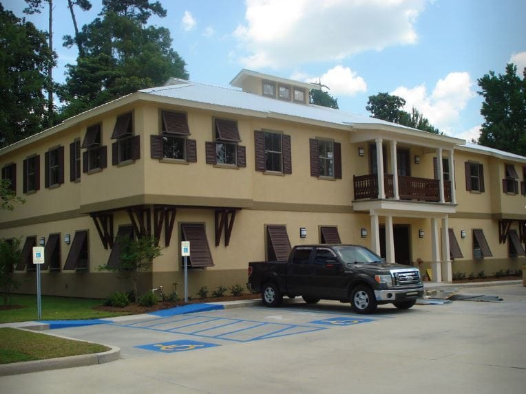 1265 W Causeway Approach, Mandeville, LA for lease - Building Photo - Image 1 of 2