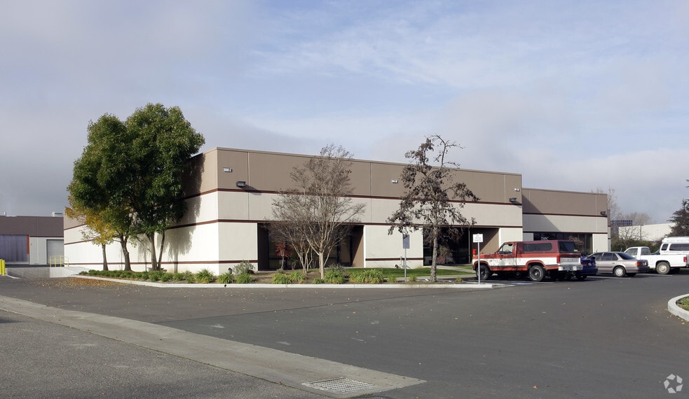 2349 N Watney Way, Fairfield, CA for lease - Primary Photo - Image 1 of 19