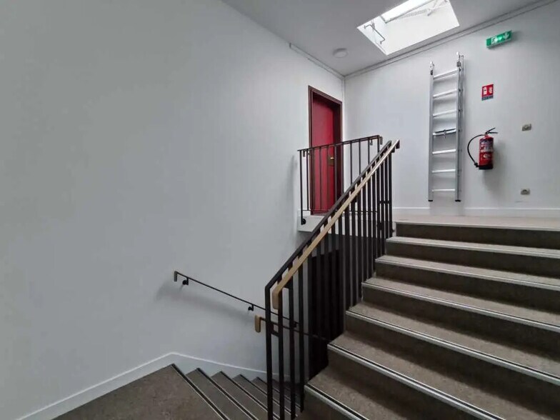 4 Rue Maryse Bastié, Igny for lease - Interior Photo - Image 3 of 3