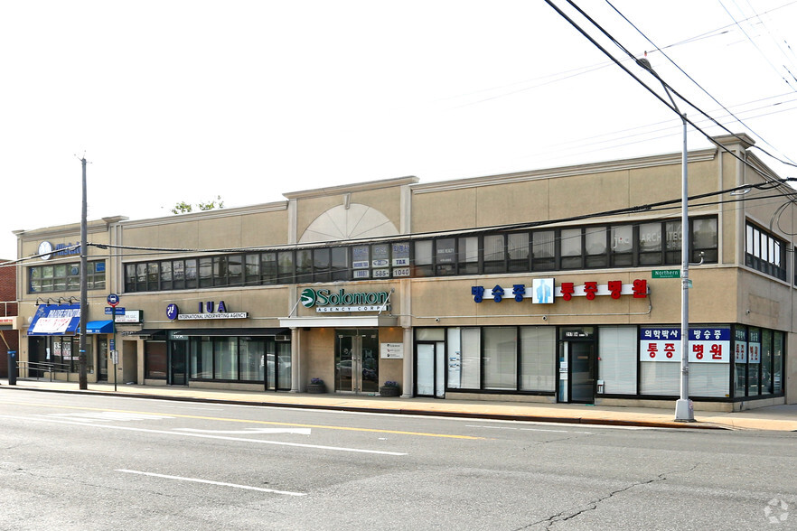 217-14 Northern Blvd, Bayside, NY for lease - Building Photo - Image 2 of 18