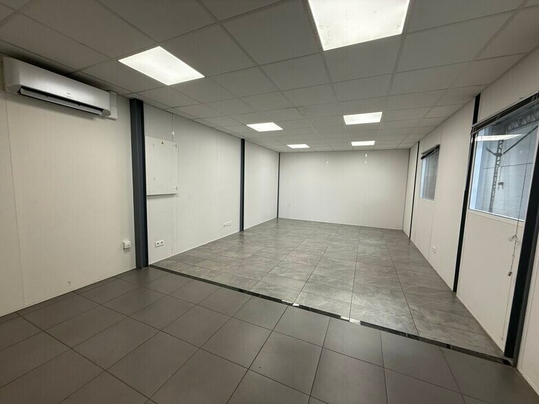 2 Chemin Du Génie, Vénissieux for lease - Interior Photo - Image 3 of 12