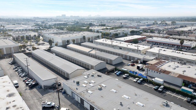 1610 E Edinger Ave, Santa Ana, CA à louer - Photo du bâtiment - Image 1 de 6