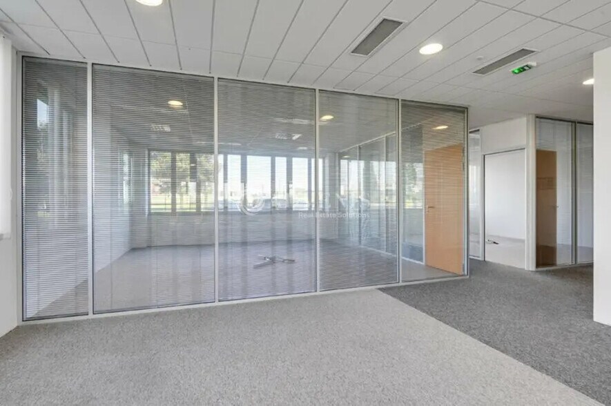 Office in Roissy-en-France for lease - Interior Photo - Image 3 of 8