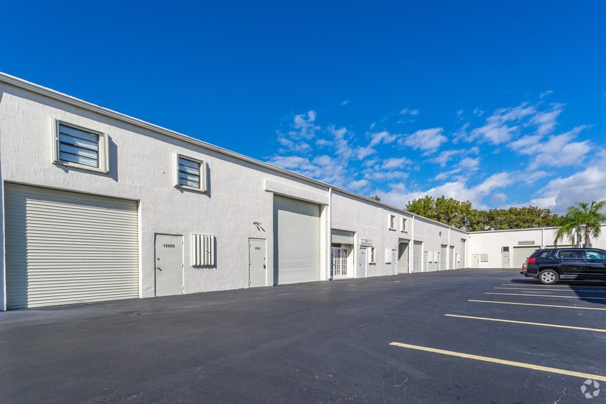 13957 SW 140th St, Miami, FL for lease - Primary Photo - Image 1 of 31