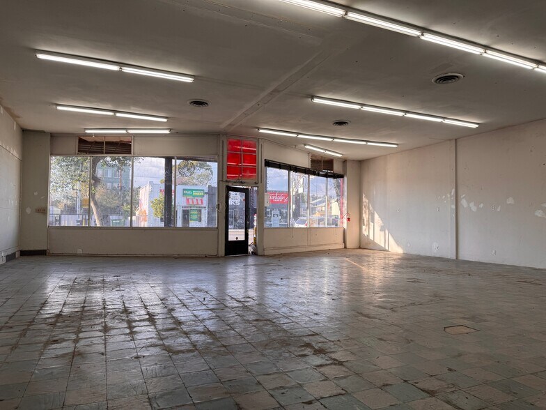 2636 N Figueroa St, Los Angeles, CA à louer - Photo du bâtiment - Image 3 de 9