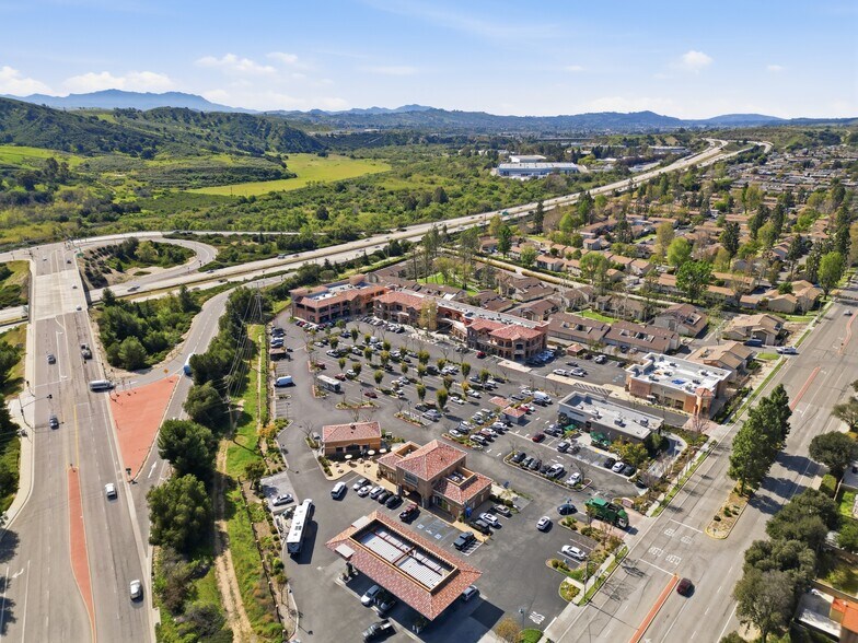 6591-6599 Collins Dr, Moorpark, CA à louer - Photo du bâtiment - Image 3 de 19