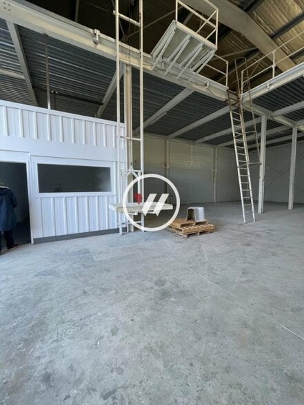Flex in Gémenos for lease - Building Photo - Image 2 of 3
