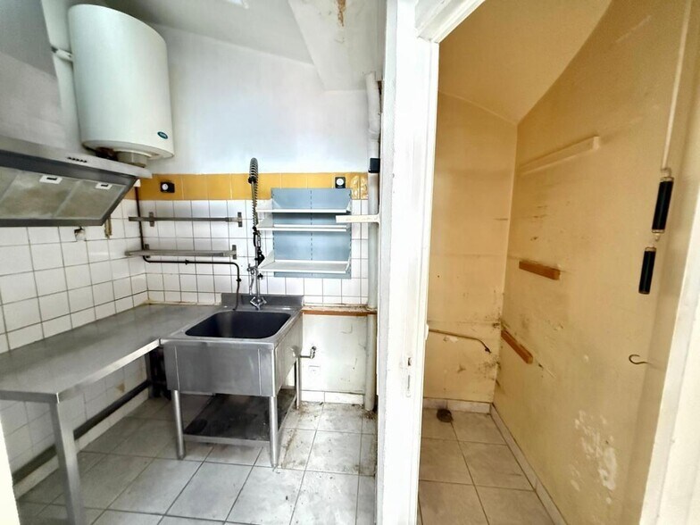 Flex in Paris for lease - Interior Photo - Image 3 of 6