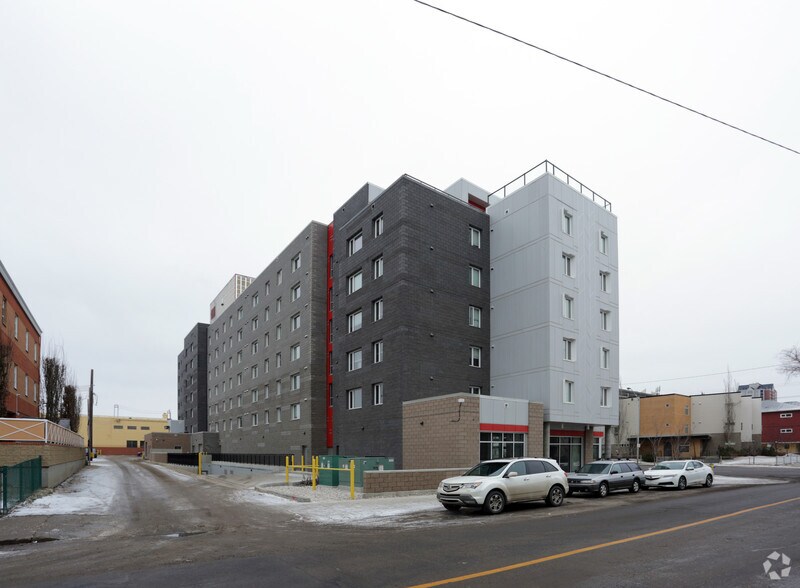 9505 105th Ave NW, Edmonton, AB à louer - Photo du bâtiment - Image 2 de 21