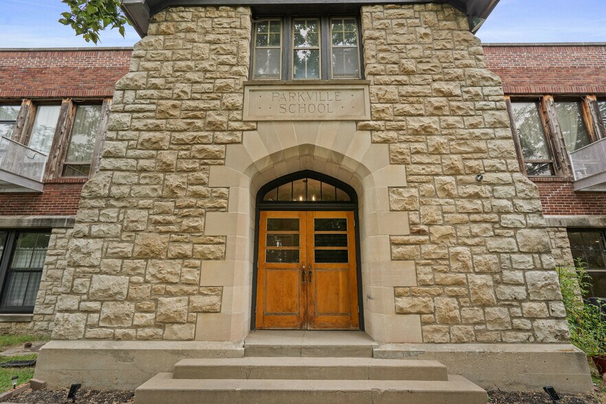 1201 Main St, Parkville, MO à vendre - Photo du bâtiment - Image 3 de 5