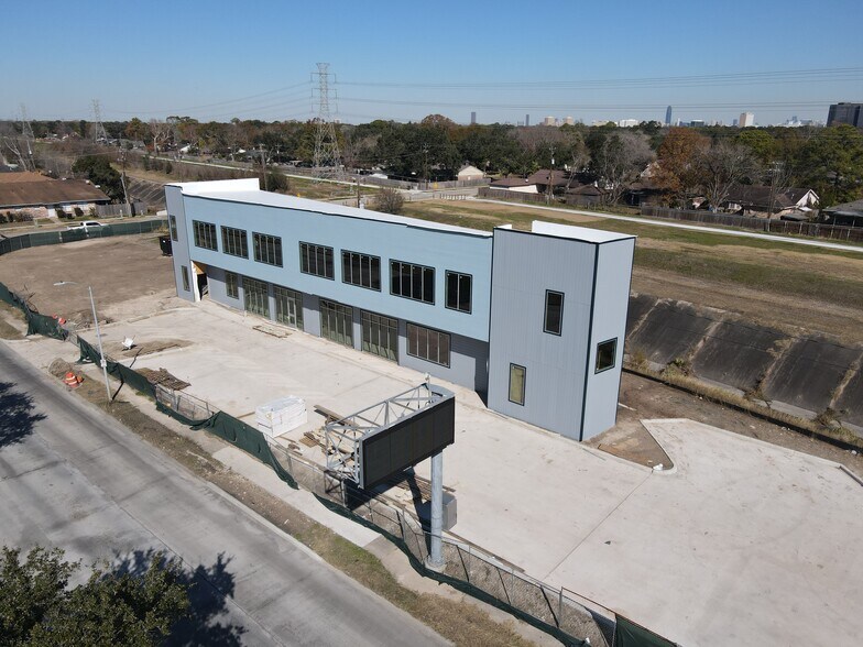 7511 S Gessner Rd, Houston, TX à louer - Photo du bâtiment - Image 3 de 8