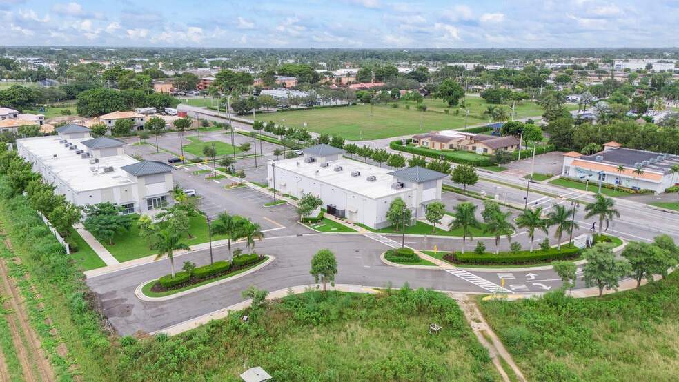 1400-1420 NE 8th St, Homestead, FL à louer - Photo du bâtiment - Image 2 de 37