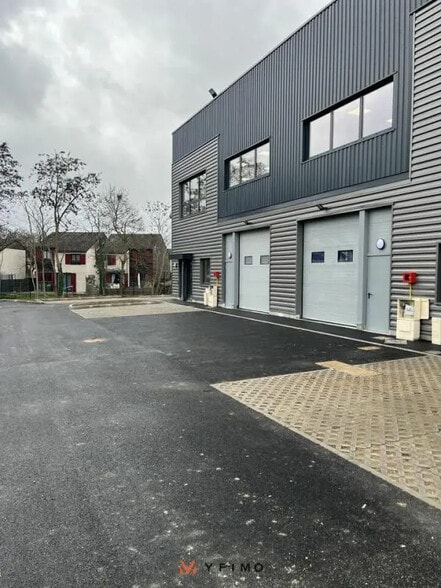 Flex in Aubergenville for lease - Building Photo - Image 3 of 4